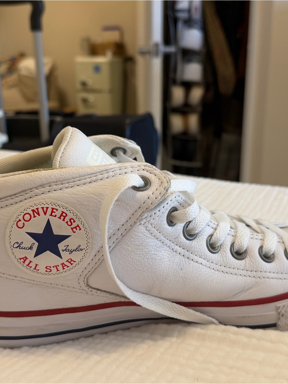 Converse White Leather 3/4 top Sneakers with Red Accent EUC! Mens 9 women’s 11 - Picture 4 of 10